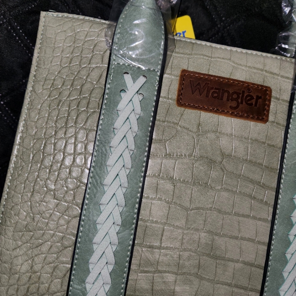 New Light Green Wrangler Tote Crossbody Purse | Croc Texture | Size Medium - Picture 3 of 8